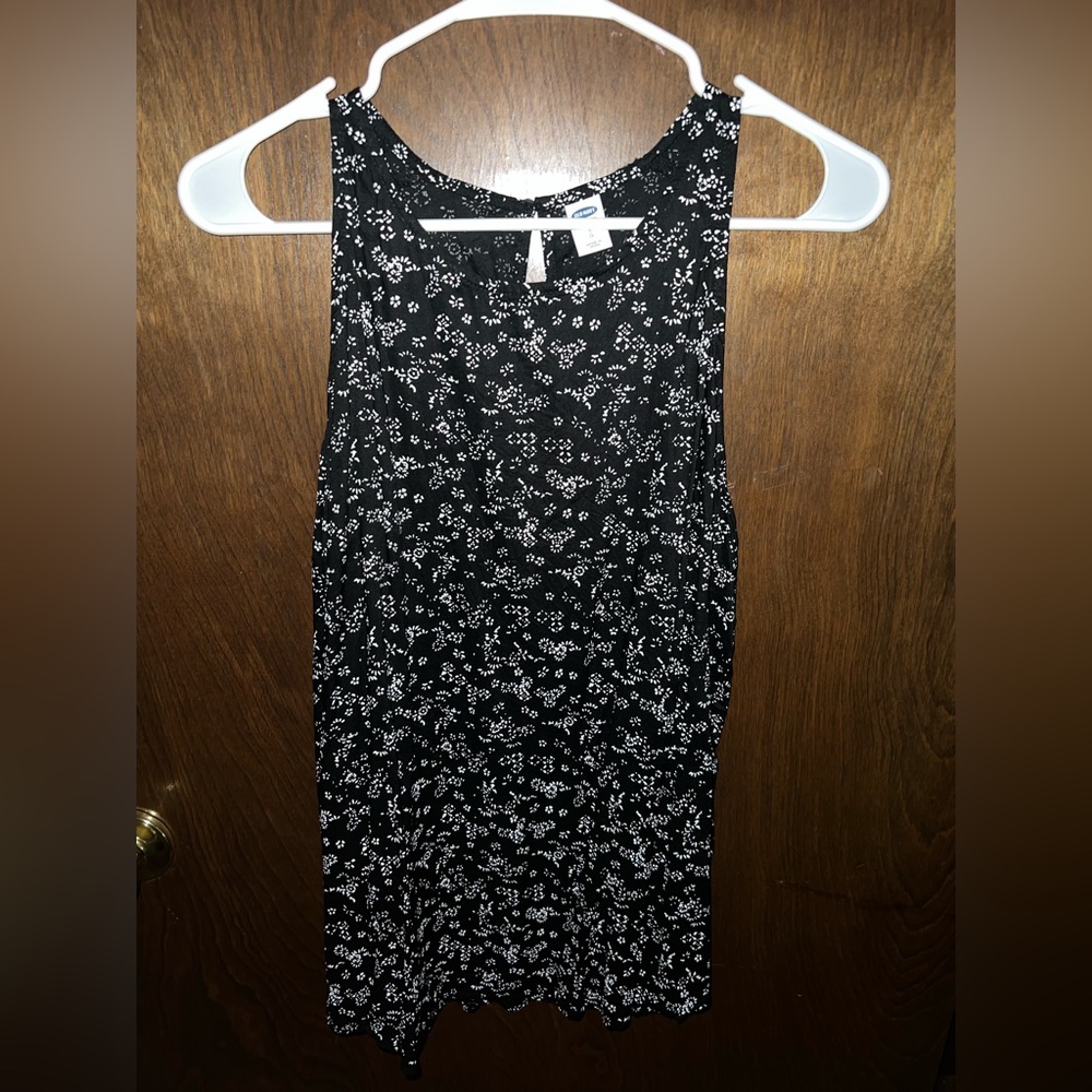 Old navy black and white flowy a line tank top. Size large